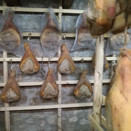 corsale_country_house_prosciutto-pietra-roja